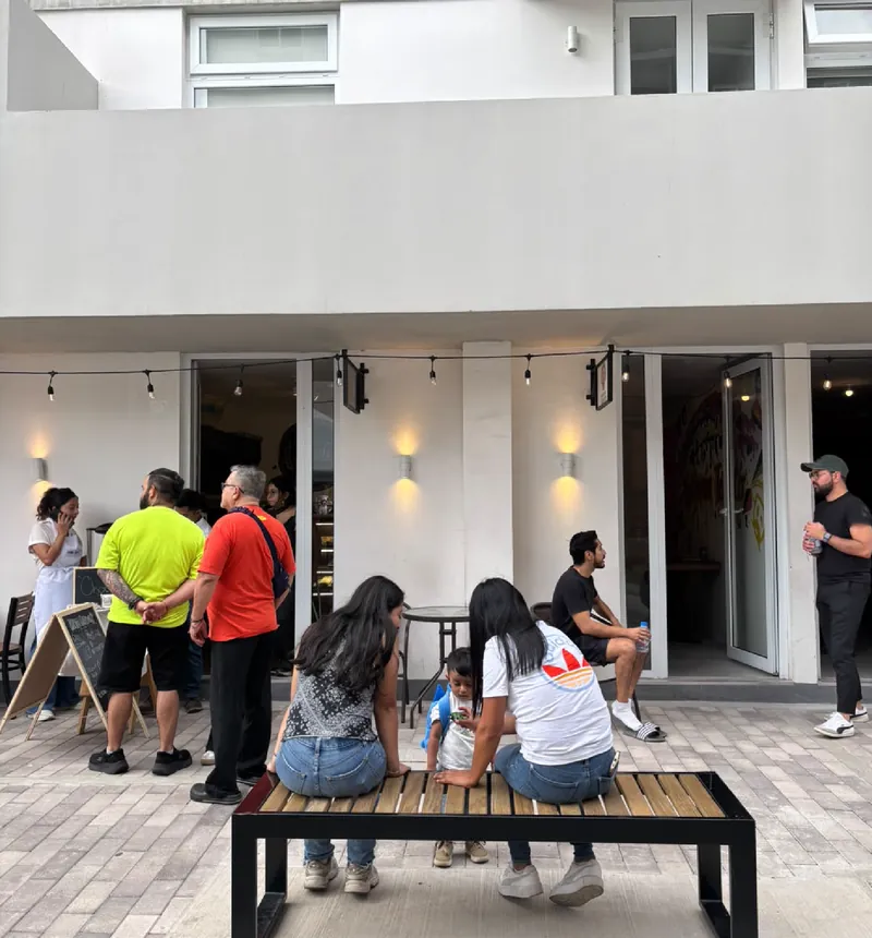 Vecinos en la terraza del café