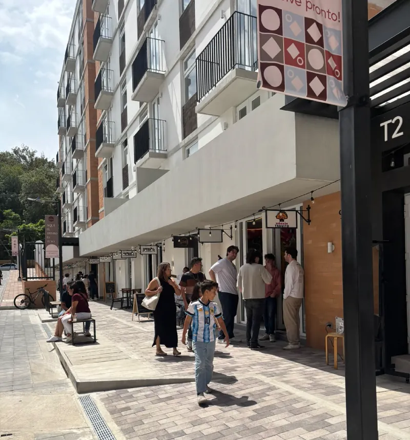 Calle comercial frente a la Torre 2